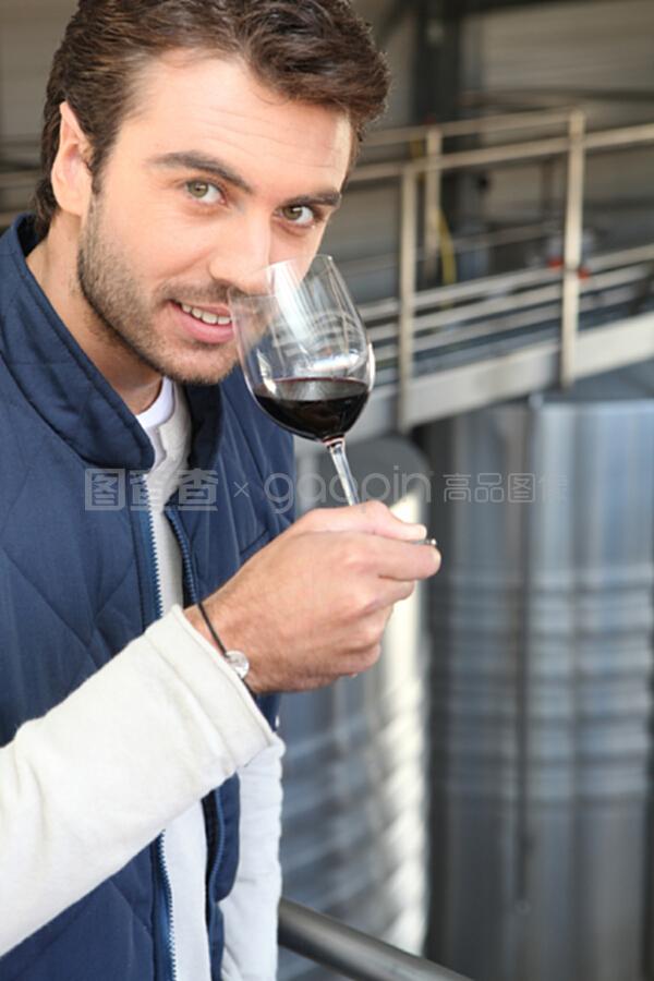 聞葡萄酒的男人
